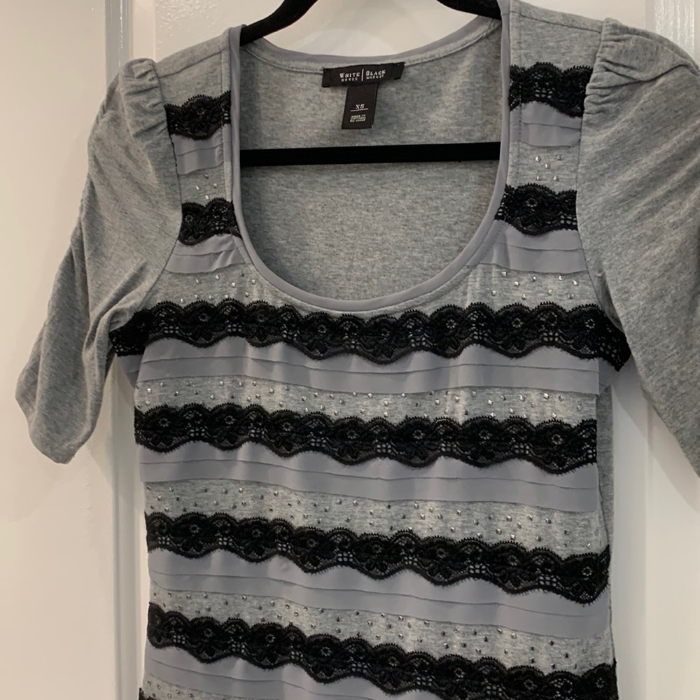 WHBM black lace & silver squares embellished puff sleeve XS gray shirt EUC!🖤◽️